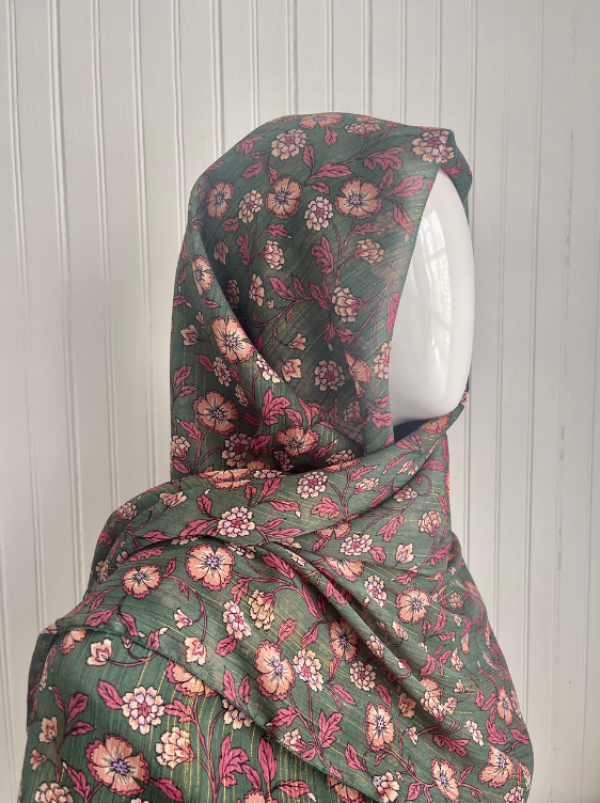 Hijab dengan Hiasan Bunga Metalik